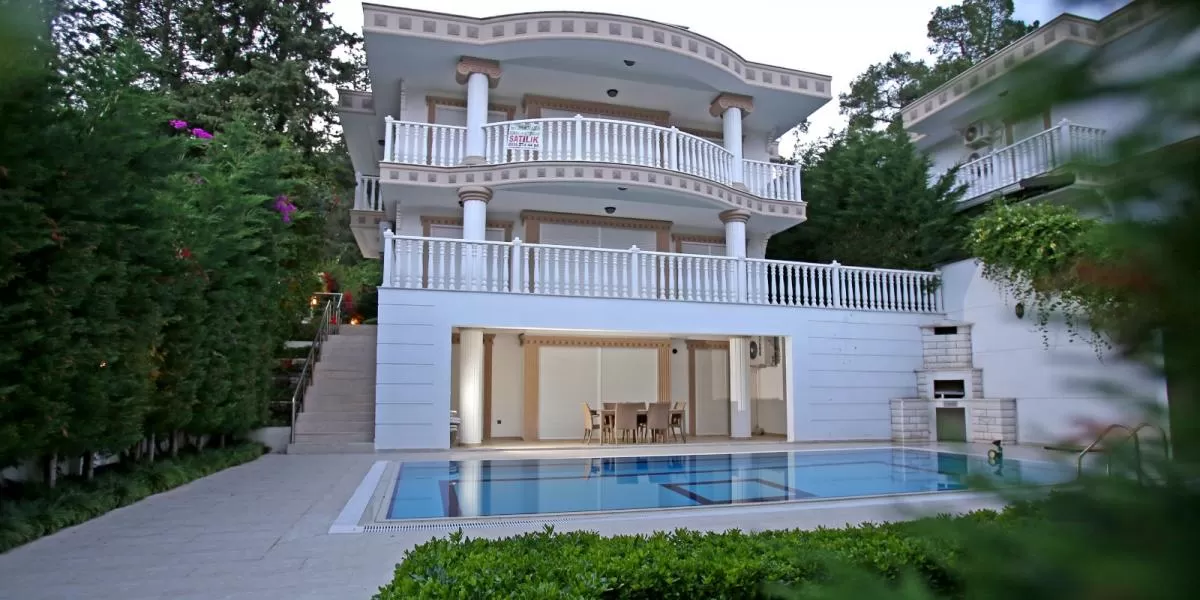 الفيلا مع المسبح